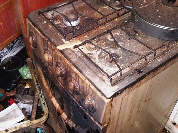 O estado em que o fogão e a cozinha ficaram após chamas se alastrarem (Foto: Corpo de Bombeiros/Divulgação)